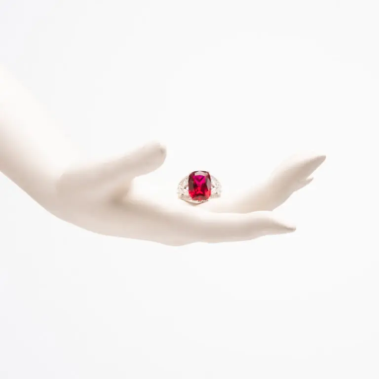 Anello pietra centrale color rubino zirconi marquise 2