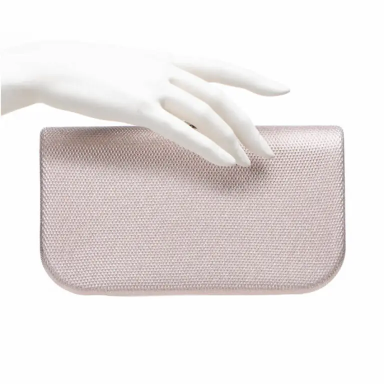 Clutch rigida tessuto scintillante color nude chiusura gioiello 02