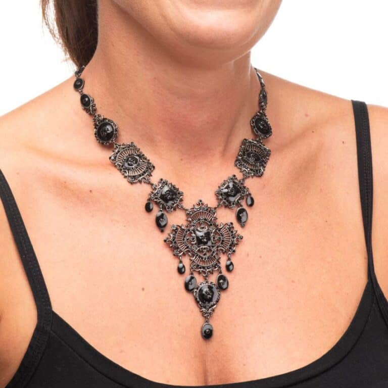 Collana girocollo pendente croce nera 01